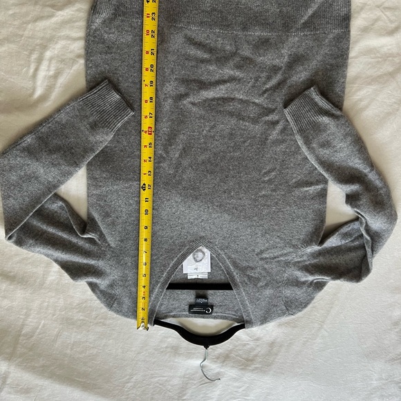 NWT C by Bloomingdale’s Cashmere Sweater Size S Gray - Picture 4 of 4